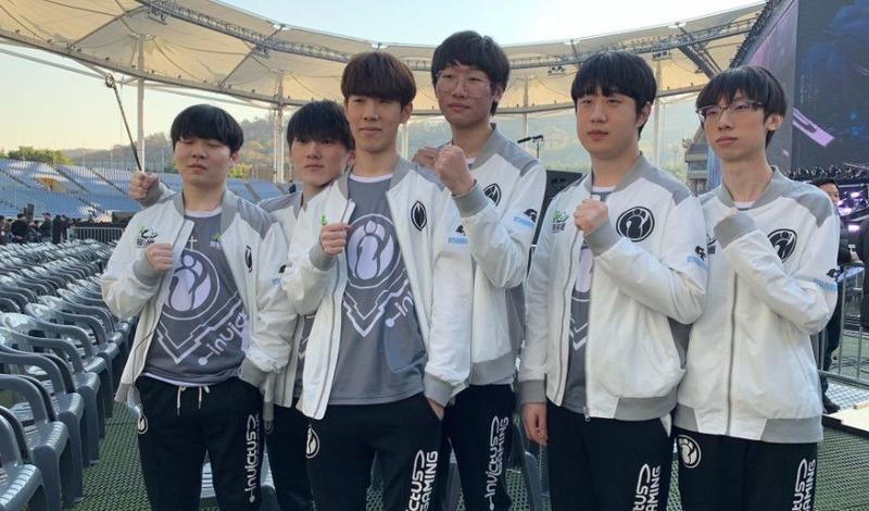 突然伸手抢 突然伸手抢